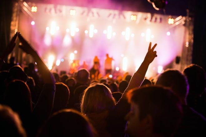 Live Music Performer for Every Vibe & Venue Damon4u – Indian singer-songwriter, producer & instructor. Listen on Spotify & Apple Music or book live shows, music lessons, mixing & mastering.